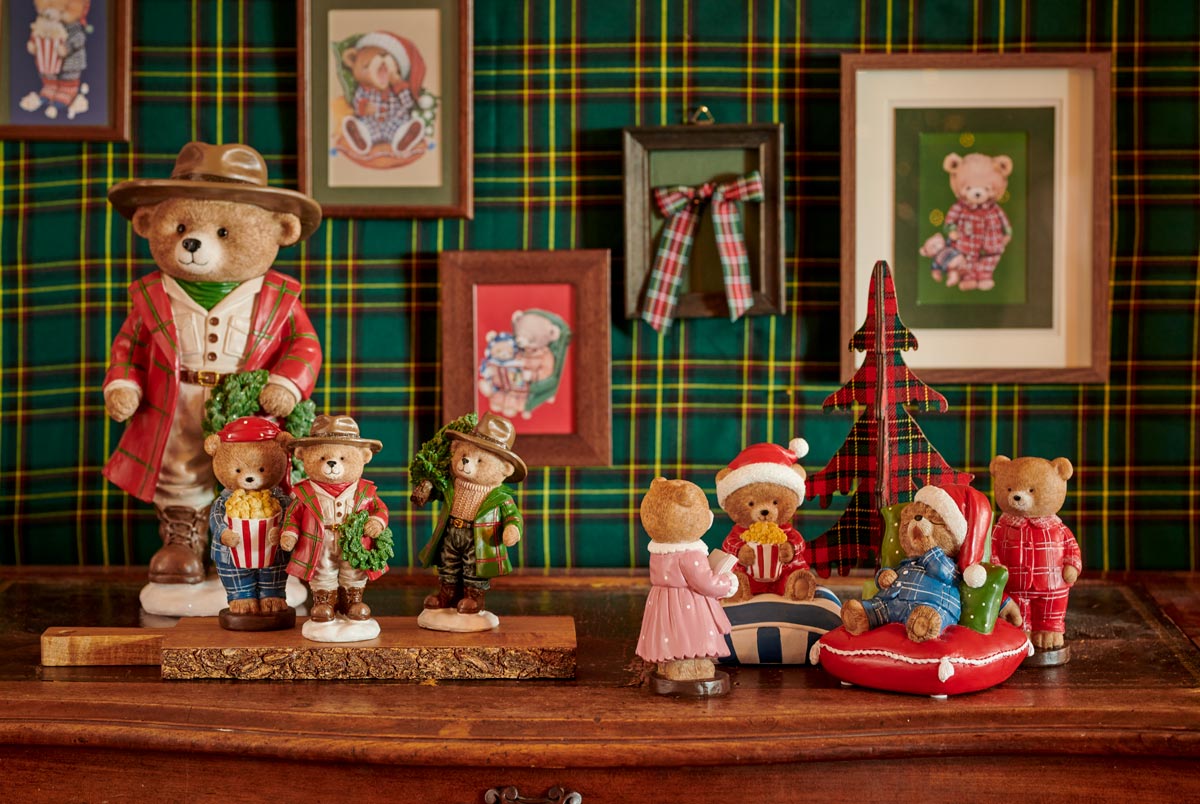 Dekoratívne figúrky medveďov na drevenom povrchu s kockovaným pozadím