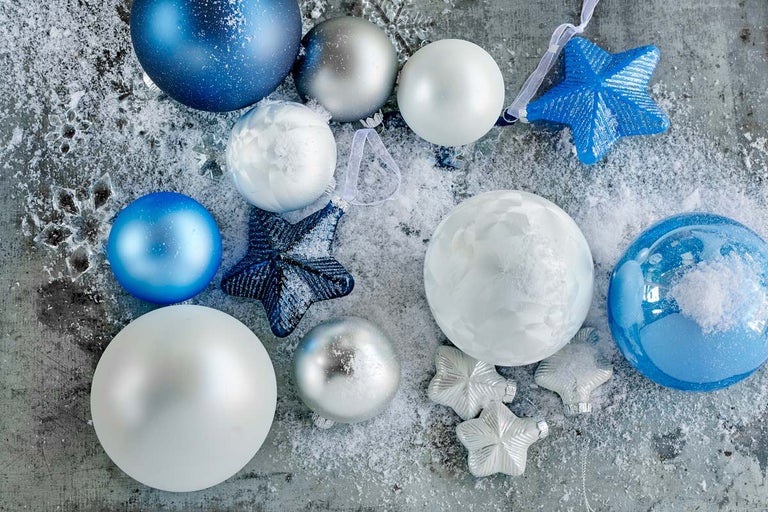 Dekoratívne modré, strieborné a biele vianočné gule a hviezdy na vianočné obdobie