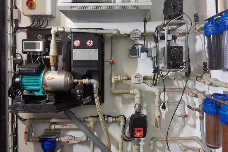 Inštalácia s vodným čerpadlom, meracími prístrojmi a rúrkami na stene