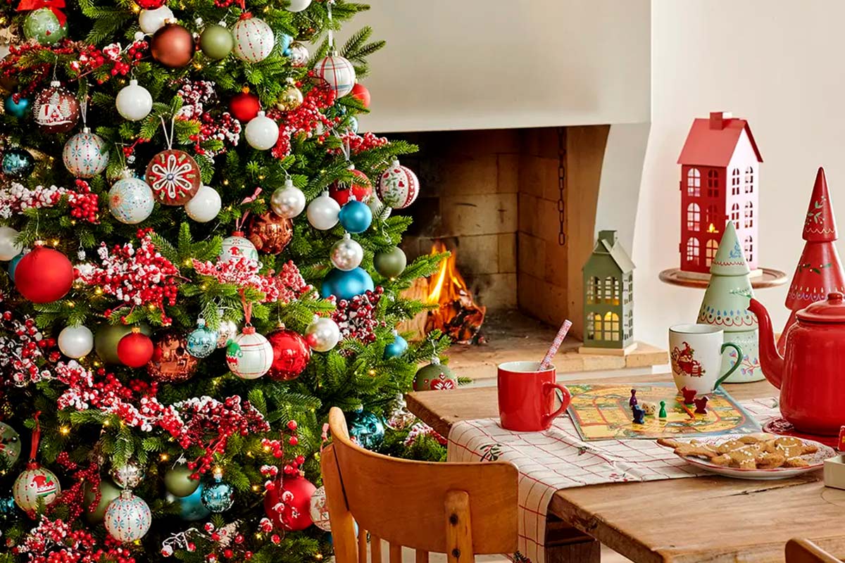 Slávnostná vianočná scéna so zdobeným stromom, krbom a prestretým stolom na spoločenskú hru