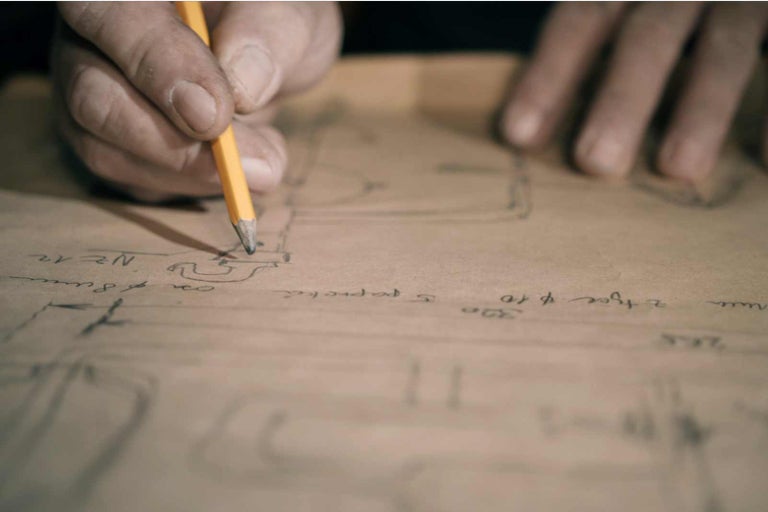 Ruka kreslí náčrt ceruzkou na papier