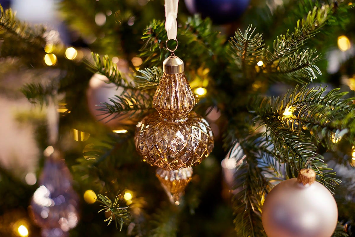 Ozdobený vianočný stromček s ozdobami a osvetlením