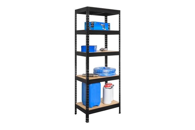 Čierny kovový regál s piatimi policami na uloženie rôznych predmetov