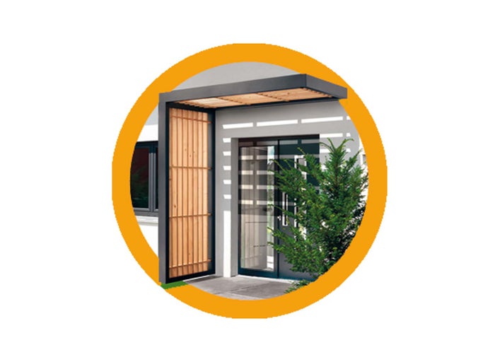 Strieška nad vchodové dvere s bočným prvkom z dreva pred vchodom do domu.