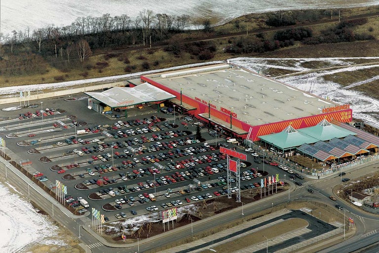Letecký pohľad na hobbymarket Hornbach s parkoviskom a okolím
