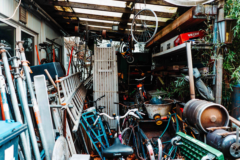 Neprehľadná úložná miestnosť s bicyklami, rebríkmi a náradím