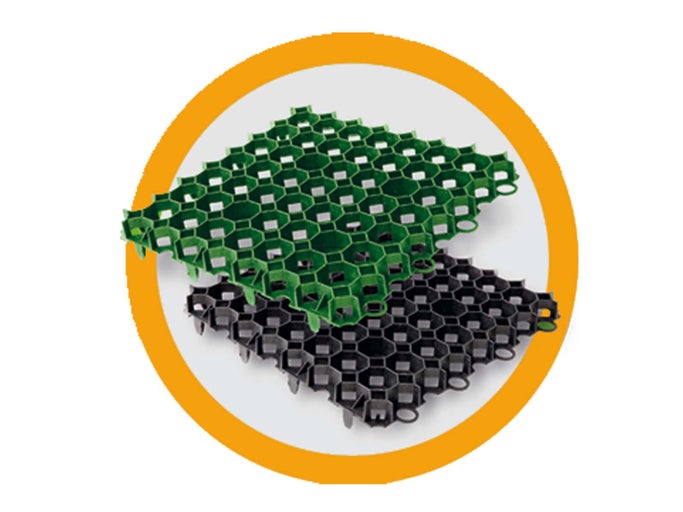 Zelené a čierne zatrávňovacie dlaždice z plastu