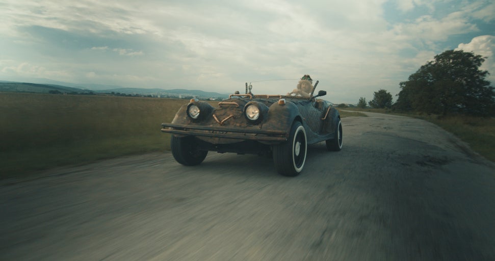 Steampunkové auto ide po ceste.