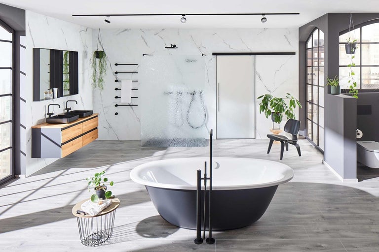 Moderná kúpeľňa s voľne stojacou vaňou, umývadlovou skrinkou s dvoma umývadlami a sprchou