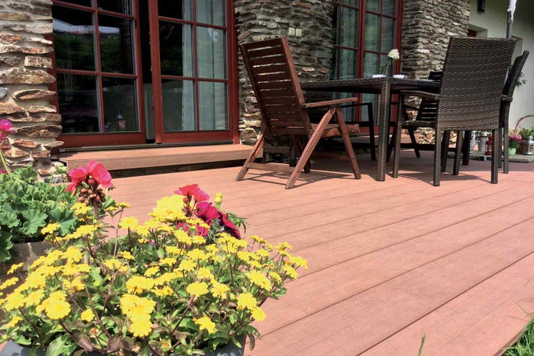 Terasa so záhradným nábytkom a kvetináčmi