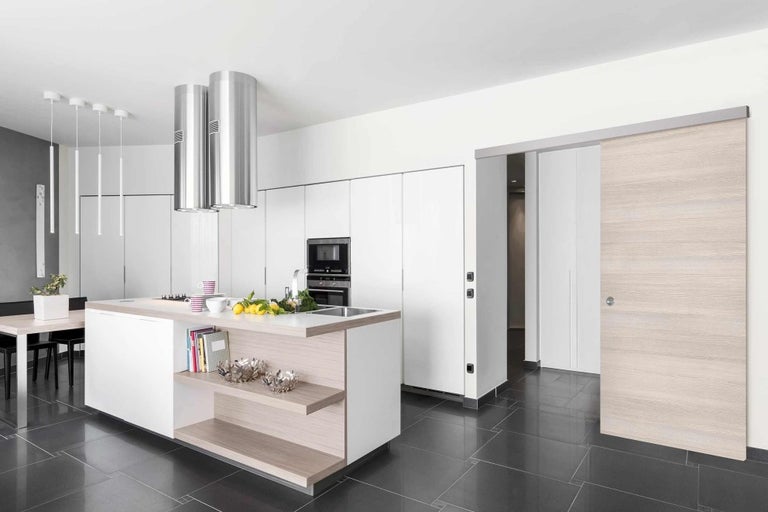 Svetlá kuchyňa s kuchynským ostrovčekom, odsávačom pár a posuvnými dverami