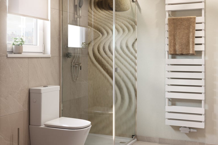 Svetlá kúpeľňa s toaletou, sprchou s pieskovým vzorom a radiátorom s uterákom