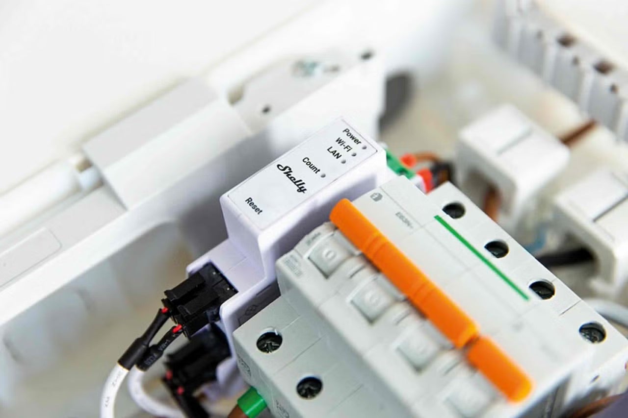 Logo Shelly, elektromer a istič v rozvodnej skrini