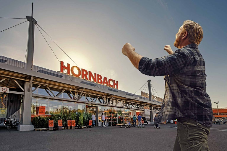 Exteriér hobbymarketu Hornbach so zákazníkom
