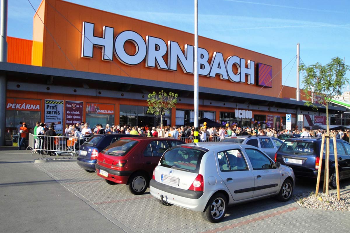 Fasáda hobbymarketu Hornbach s čakajúcimi davmi ľudí pred vchodom.