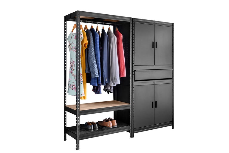 Šatníková kombinácia s šatníkovou tyčou, policami a skriňovými prvkami na uloženie oblečenia a obuvi