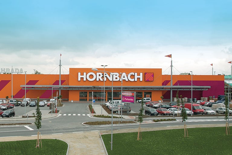 Exteriér hobbymarketu Hornbach s parkoviskom