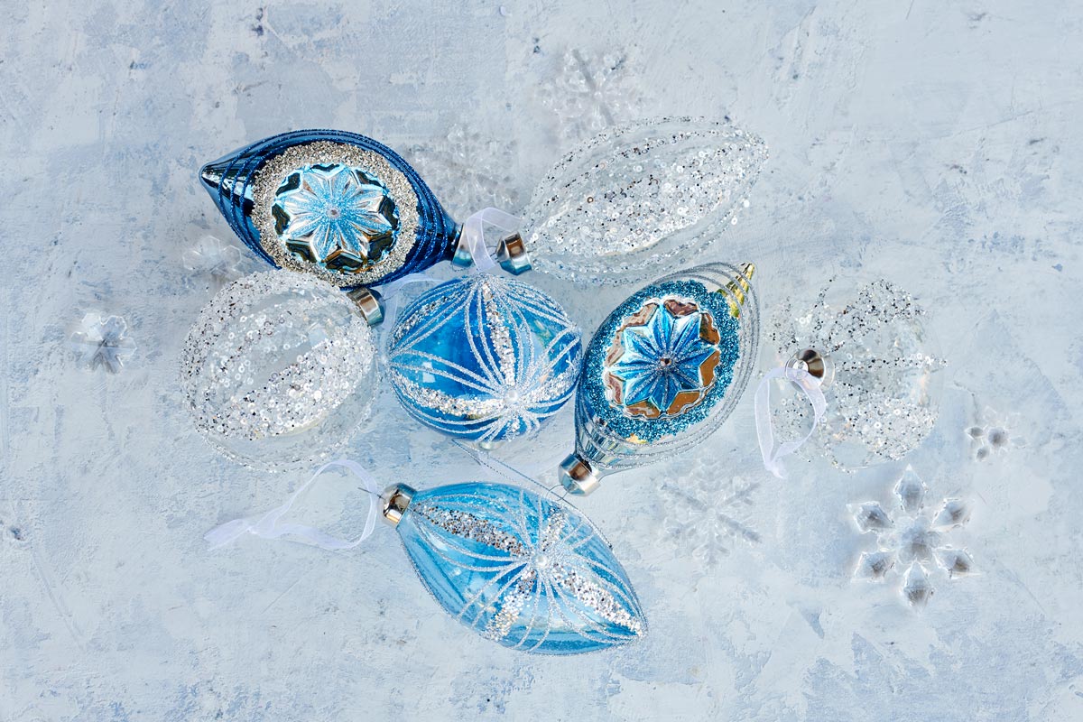 Dekoratívne modré a strieborné vianočné gule pre vianočné obdobie