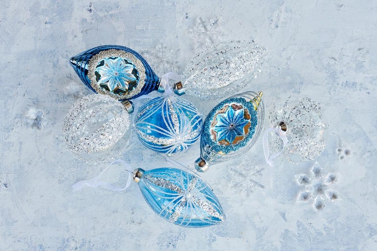 Dekoratívne modré a strieborné vianočné gule pre vianočné obdobie