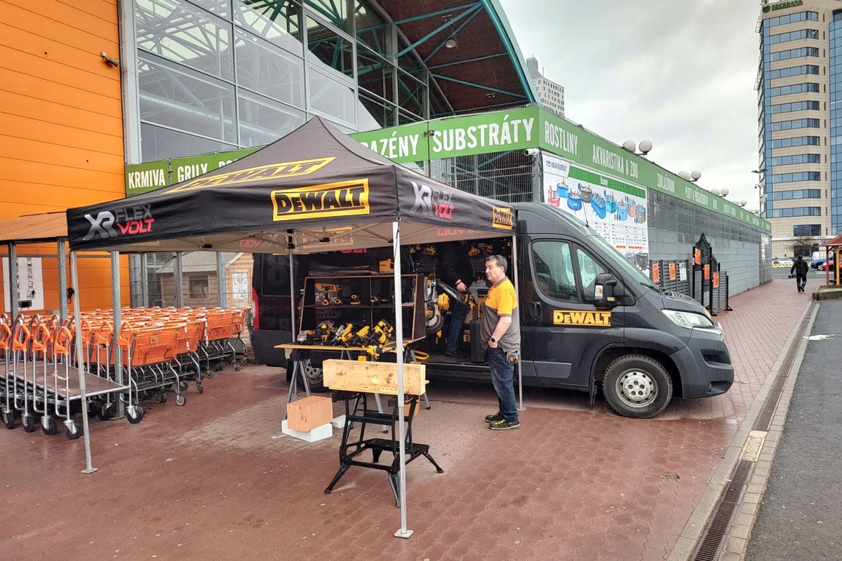 Predajný stánok DeWalt s náradím a príslušenstvom pred predajňou Hornbach.