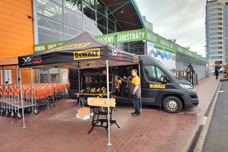 Predajný stánok DeWalt s náradím a príslušenstvom pred predajňou Hornbach.