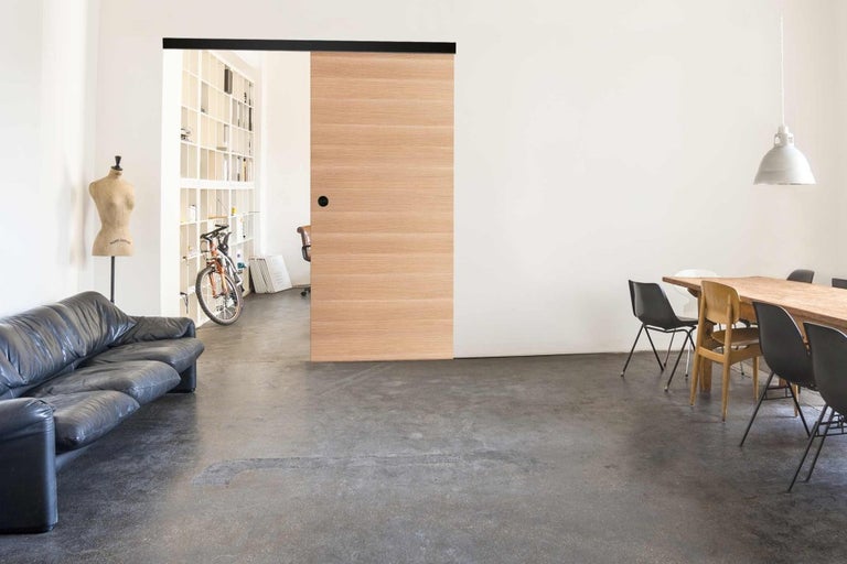 Obývacia izba s drevenými posuvnými dverami, pohovkou a jedálenským stolom