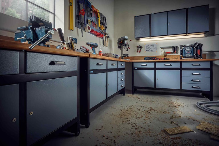 Dielňa s ponkom, náradím a vybavením