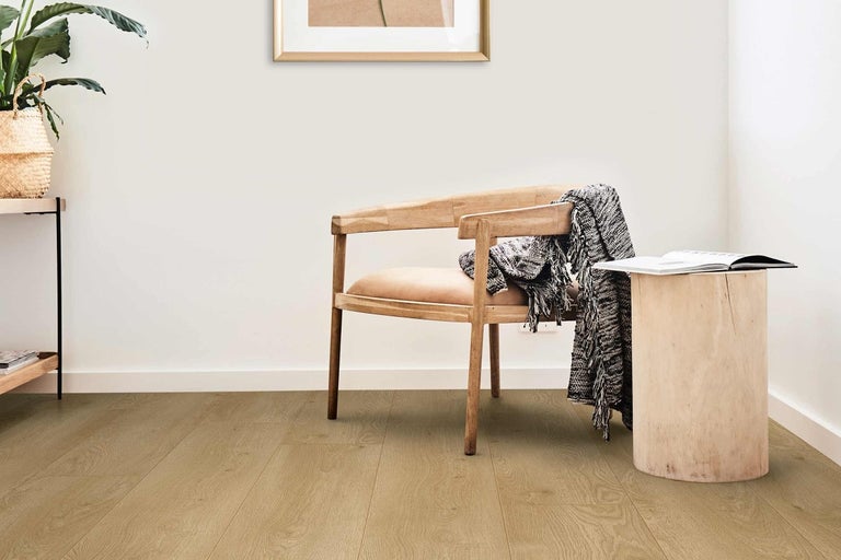 Svetlá miestnosť s drevenou podlahou, drevenou stoličkou, dreveným stolom a dekoráciou