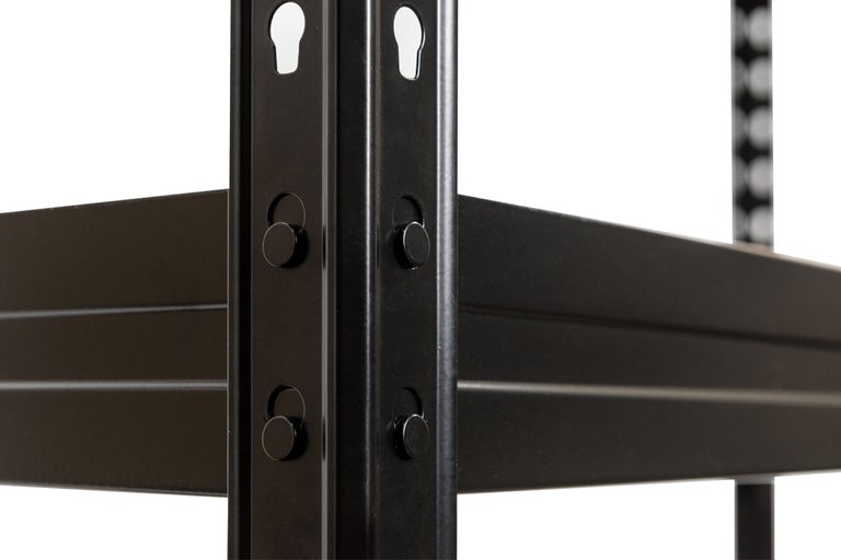 Detail kovového regálu s policami a upevňovacími prvkami.