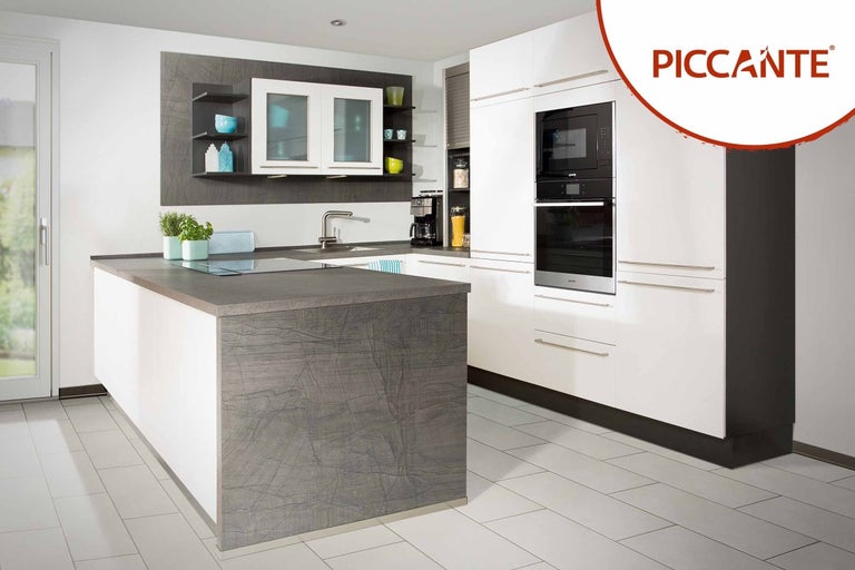 Moderná kuchyňa s varným ostrovčekom, vstavanými skriňami a elektrickými spotrebičmi.