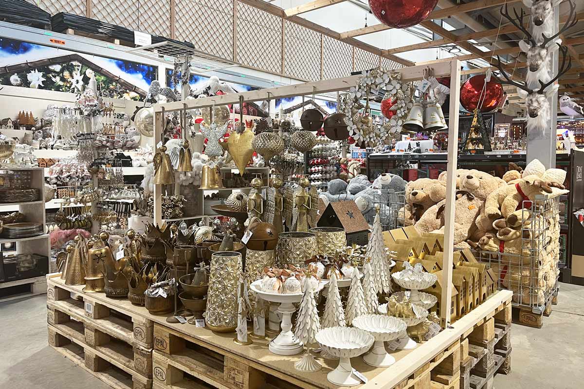 Dekoratívny vianočný tovar prezentovaný v e-shope Hornbach.