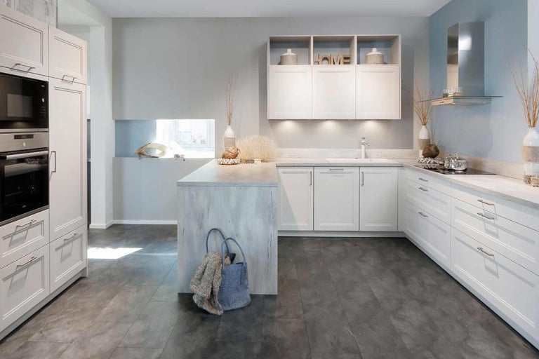 Svetlá kuchyňa s kuchynským ostrovčekom, vstavanými skriňami a odsávačom pár