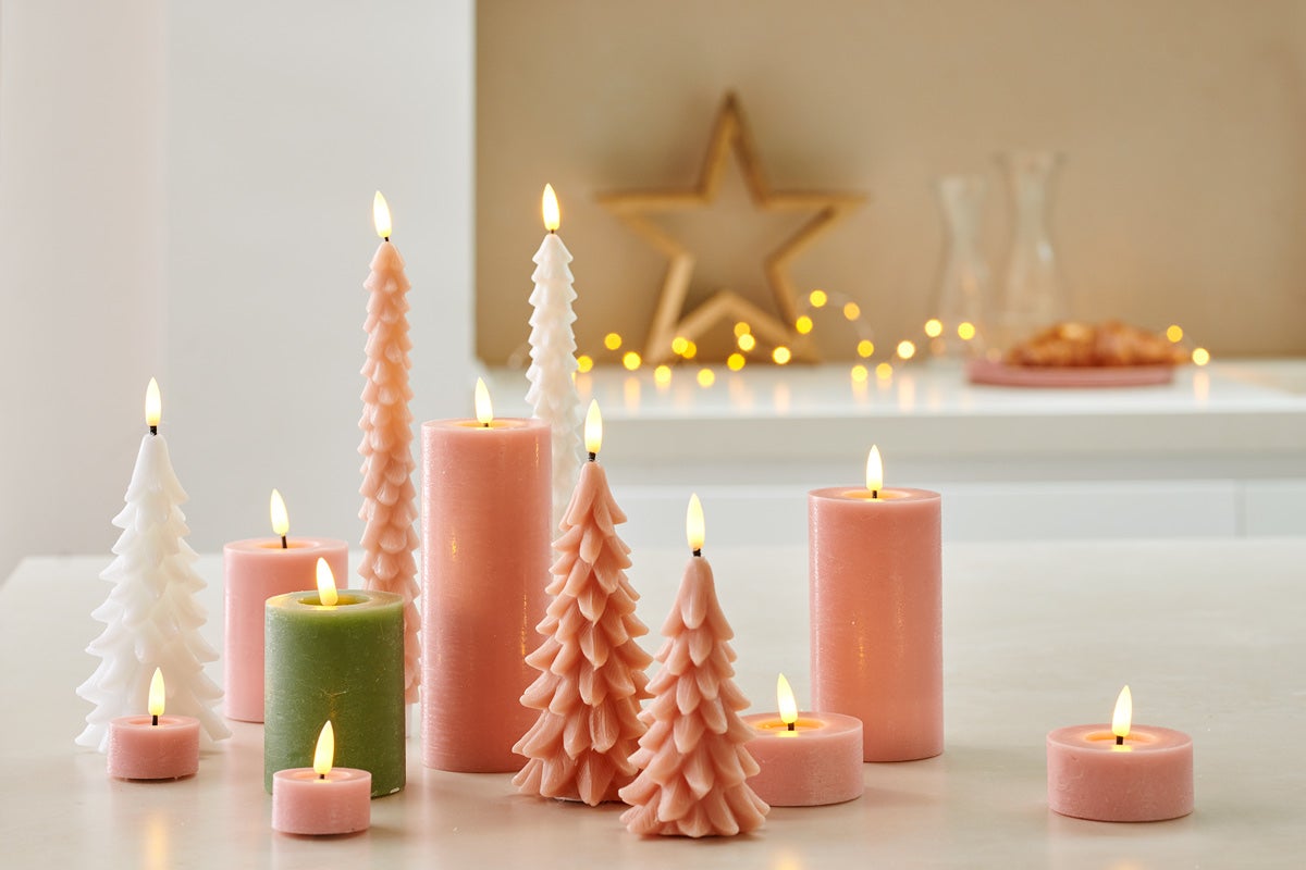 Dekoratívne usporiadanie sviečok rôznych tvarov a veľkostí.