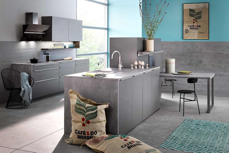 Svetlá kuchyňa s kuchynským ostrovčekom, jedálenským stolom a dekoratívnymi vrecami na kávu