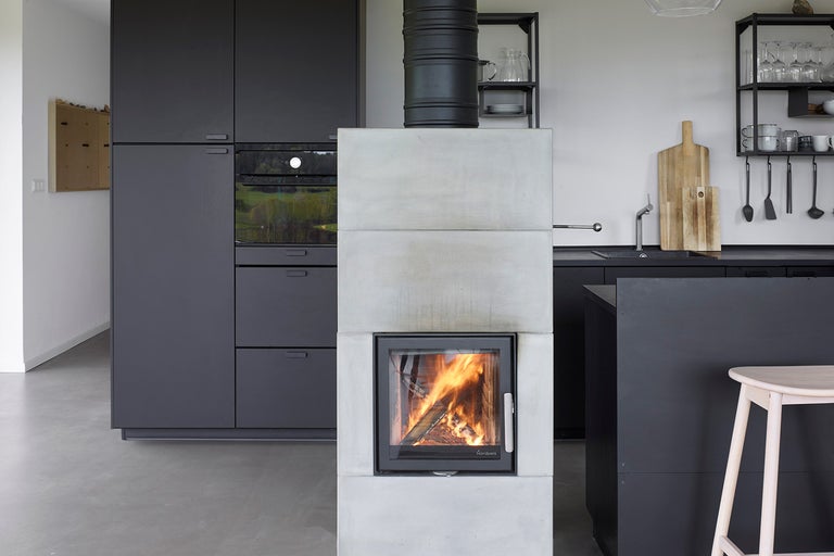 Moderný dizajn kuchyne s krbovými kachľami, kuchynskými skrinkami a policami.