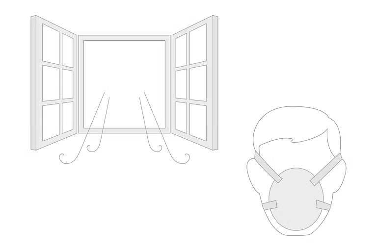 Ilustrácia otvoreného okna na vetranie a osoby s ochrannou dýchacou maskou.