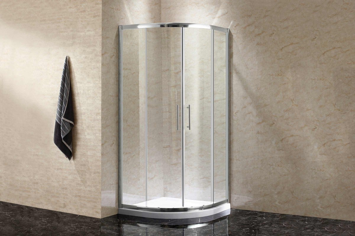 Rohová sprcha s čírymi sklenenými dverami a uterákom