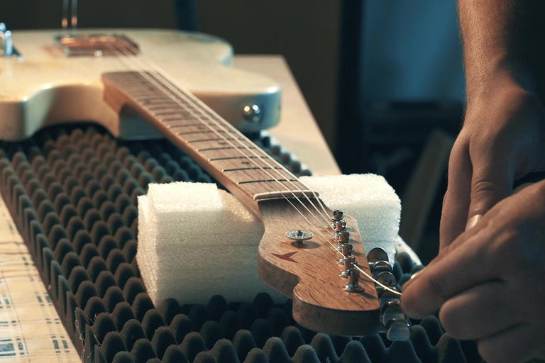 Elektrická gitara sa opravuje na penovej hmote a polystyrénových blokoch.