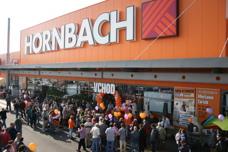 Pobočka Hornbach s davom ľudí pred vchodom