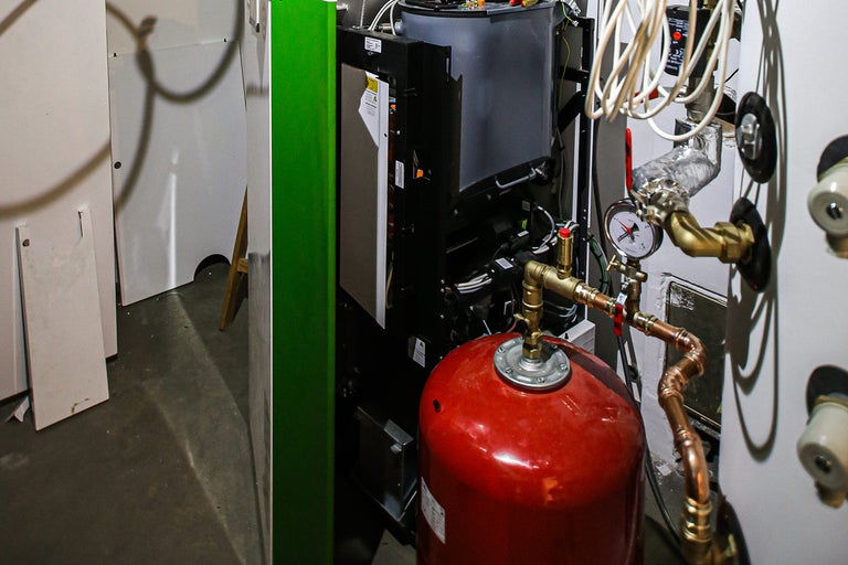 Kúrenie s expanznou nádobou, potrubím a manometrom v inštalačnej miestnosti