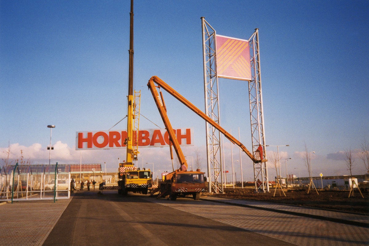Montáž loga Hornbach pomocou žeriavov
