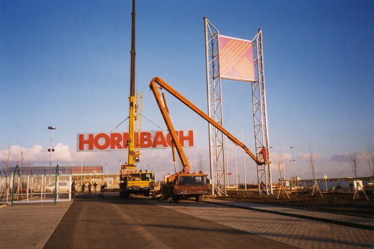 Montáž loga Hornbach pomocou žeriavov