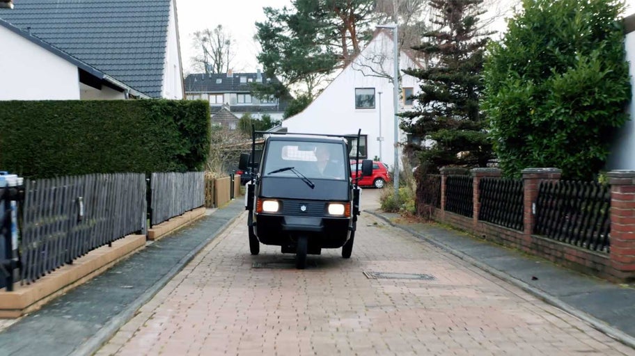 Malý dodávkový vozík Piaggio Ape ide po dláždenej ceste