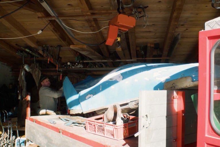 Dielňa s elektrickým zdvihákom a nedokončeným trupom lietadla