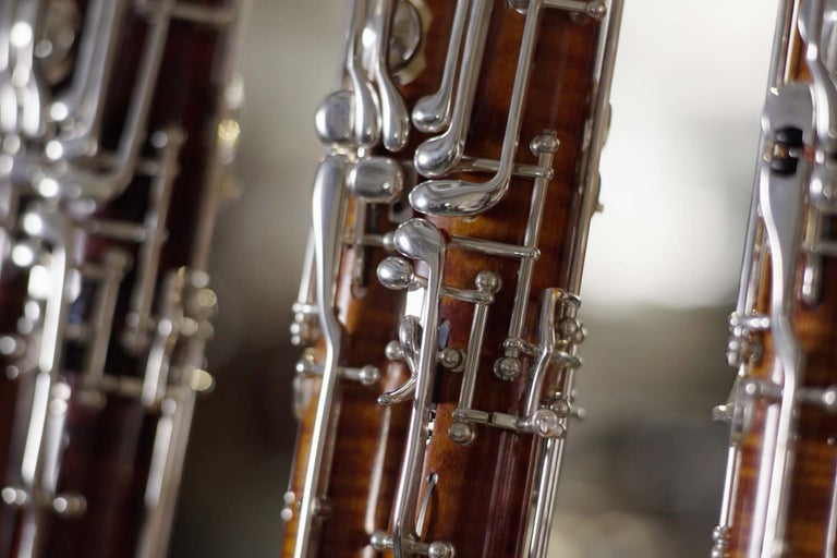 Detailný záber fagotu s klapkovým mechanizmom