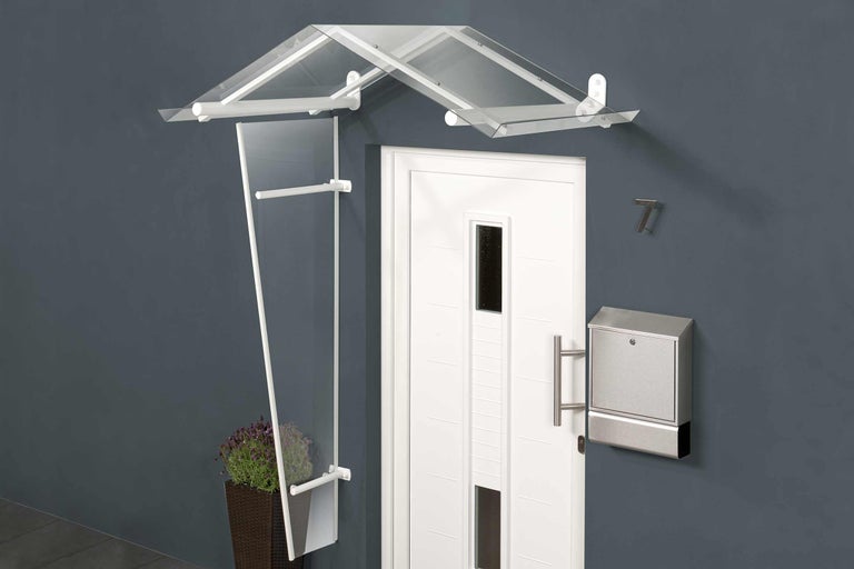 Vstupný priestor s vchodovými dverami, poštovou schránkou, strieškou a ochranou proti vetru