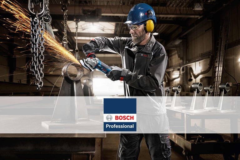 Muž s helmou a chráničmi sluchu brúsi kovovú rúrku uhlovou brúskou, logo Bosch Professional