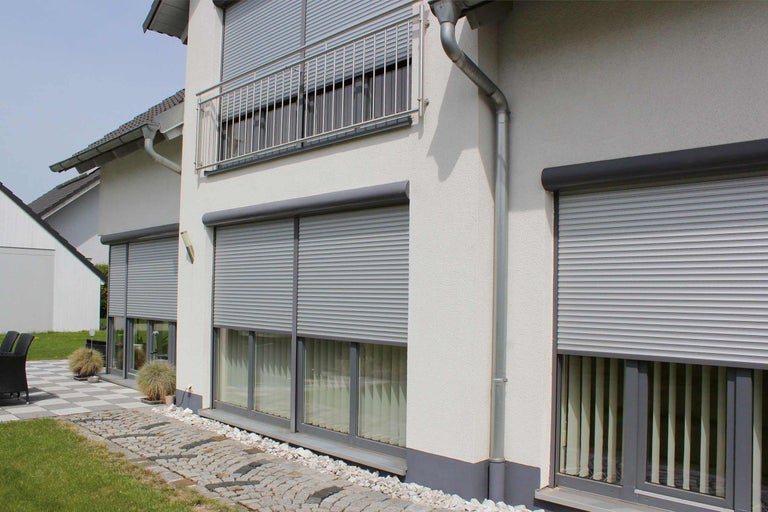 Fasáda domu so stiahnutými roletami