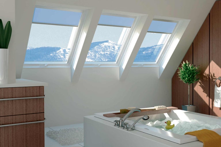 Kúpeľňa s vaňou, strešnými oknami a umývadlom