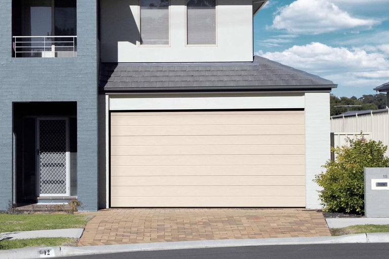 Pohľad na dom s garážovou bránou